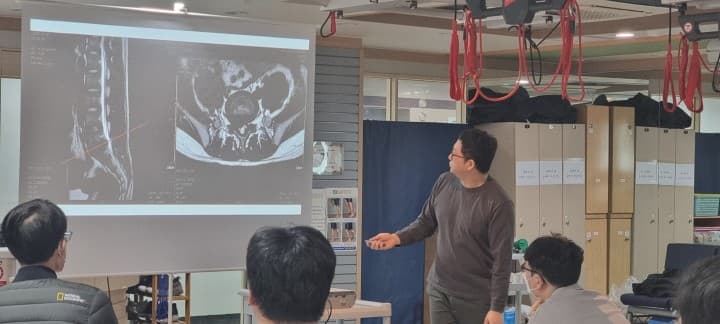 X-ray 영상을 설명하는 원장 강연 모습
